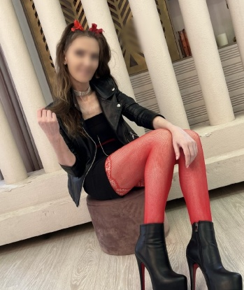 💋🌹 Живу в Москве и готова встретиться с тобой у себя или приехать к тебе. Мои услуги включают все, что ты только пожелаешь - классический секс, оральные ласки, массаж и многое другое. 🔥✨ У меня есть великолепные отзывы, говорящие о моей неповторимости и профессионализме. Также прикрепила немного фото, чтобы ты мог оценить мою красоту. Доверься мне и я сделаю все, чтобы твоя ночь была незабываемой! 🌟💫 Карен